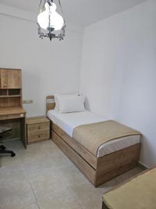 une chambre avec un lit et un bureau dans l'établissement Casa Luna, à Tetouan