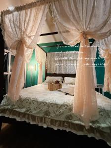 Tempat tidur dalam kamar di Cyber Highview-a self designed home