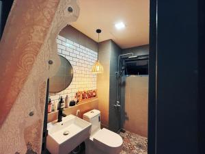 Kamar mandi di Cyber Highview-a self designed home