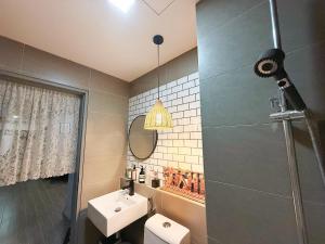 Kamar mandi di Cyber Highview-a self designed home
