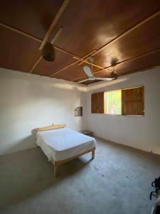 Ένα ή περισσότερα κρεβάτια σε δωμάτιο στο Hostal La Barra +9 φωτογραφίες