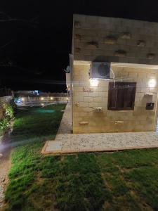 ein Backsteingebäude mit einem Fenster in der Nacht in der Unterkunft فيلا جميل جداا in Dawwār Abū Maḩrūs