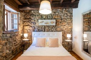Postel nebo postele na pokoji v ubytování Apartamentos Rurales La Laguna Somiedo