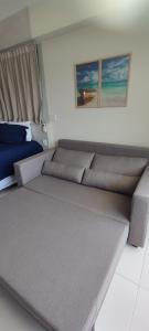 ein großes Bett in einem Zimmer mit Bettrahmen in der Unterkunft Flat Makia Beach Muro Alto, Porto de Galinhas in Ipojuca + 2 Fotos