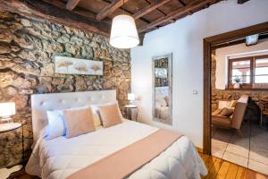 Postel nebo postele na pokoji v ubytování Apartamentos Rurales La Laguna Somiedo