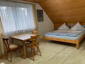 Ένα ή περισσότερα κρεβάτια σε δωμάτιο στο Haus-zum-Kloevensteen