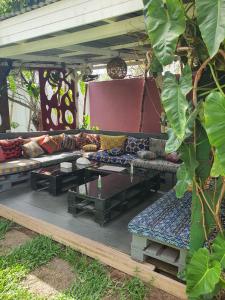 a living room with a couch and a table at Villa Mango in Abidjan
