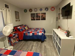 a childs bedroom with a bed and a desk at Blue Mountain Retreat in Elgin +4 photos
