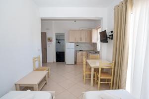 O bucătărie sau chicinetă la Near the Sea Apartments Nano