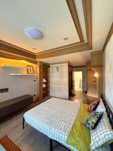 een slaapkamer met een bed in een kamer bij Regalohome Br in Bangkok