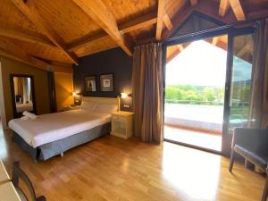 Postel nebo postele na pokoji v ubytování RoomRural Hotel Iru-Bide