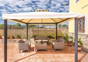 a large white umbrella on a patio at B&B Toringo in Capannori