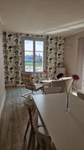 シノンにあるVaste appartement avec vue sur la Vienneのテーブルと椅子と窓のあるリビングルーム