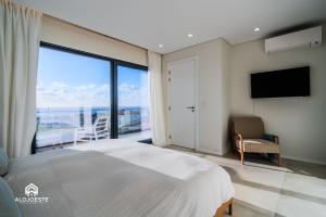 Un dormitorio con una cama grande y una ventana grande en Can Sony - Quaint Villa by the Ocean with Pool, en Ericeira 56 fotos más