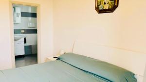 Un dormitorio con una cama y un espejo en la pared. en Sunshine in the City Center, en Massa Lubrense