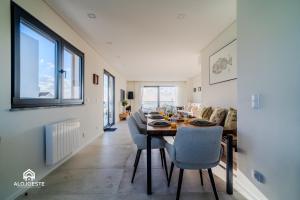 Un comedor y una sala de estar con mesa y sillas. en Can Sony - Quaint Villa by the Ocean with Pool, en Ericeira