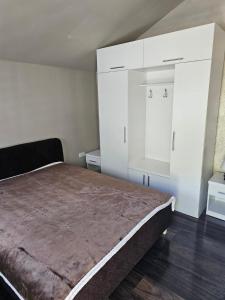 Rúm í herbergi á Prenociste Vranjska banja