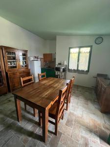 een keuken met een houten tafel en stoelen bij B&B Daillu in Olbia