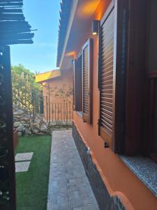 Un pasillo de una casa con ventanas y un patio. en Villetta Chiara, en Costa Rei