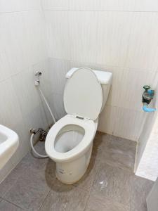 un bagno con un water bianco e un lavandino di brk บีอาร์เค ดอนเมือง เมืองทอง a Bangkok