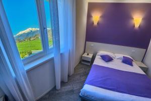 Rainbow Holiday Apartments Lake Como tesisinde bir odada yatak veya yataklar