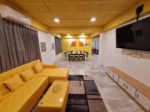 Μια τηλεόραση ή/και κέντρο ψυχαγωγίας στο The Yellow House Poolvilla
