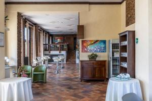 a restaurant with tables and chairs in a room at Appartamento Ideal in Sirmione