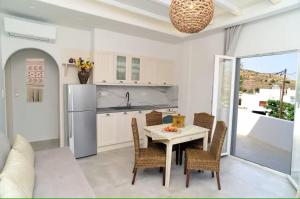 Η κουζίνα ή μικρή κουζίνα στο Galini's Heaven - Naxos Island