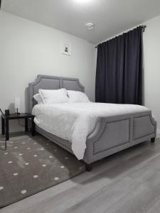 Ένα ή περισσότερα κρεβάτια σε δωμάτιο στο Elegant & Cozy 2 Bdrm Basement suite near WEM +21 φωτογραφίες