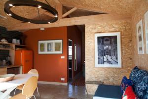 a living room with orange walls and a table at Maison colorée dans un jardin in Gaillac +8 photos