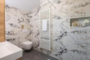 een badkamer met toilet en wastafel bij Holiday Residence Maja in Katuni