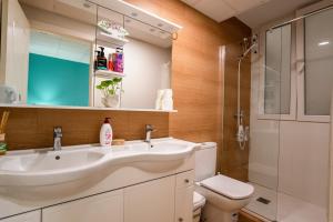 Koupelna v ubytování Mirador 1 del Mercado Central - habitacion con baño privado en el centro de la Ciudad Vella