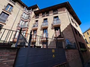 un grande edificio in mattoni con una porta da garage blu di El Mirador de la Catedral a Huesca