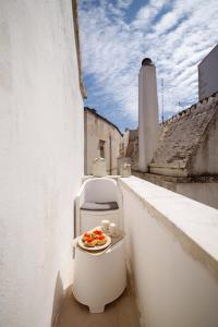 a plate of food sitting on a ledge of a building at Voltebianche in Martina Franca
