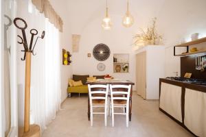 a kitchen and living room with a table and chairs at Voltebianche in Martina Franca