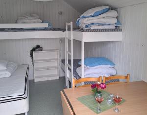 Postel nebo postele na pokoji v ubytování Kongsøre camping, små og store hytter
