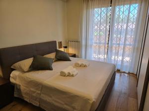 a bedroom with a large bed with towels on it at Giopi Home in Vitinia
