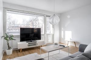 Μια τηλεόραση ή/και κέντρο ψυχαγωγίας στο Marina Apartment in the Heart of Turku