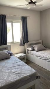 Ένα ή περισσότερα κρεβάτια σε δωμάτιο στο Sea view 5bedroom villa at mountain view north coast