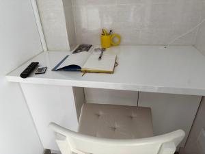 モハカルにあるSunrise Suiteの白い机と椅子、本 +19枚の写真