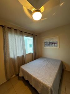 Un dormitorio con una cama y un ventilador de techo. en Apartamendo Marina Clube, en São Pedro da Aldeia 13 fotos más