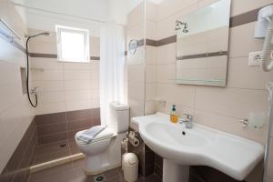 O baie la Near the Sea Apartments Nano +115 fotografii