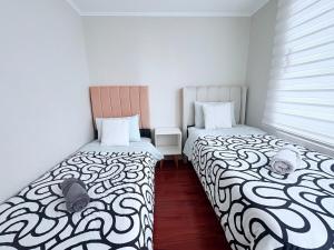 two beds in a small room with at urban nest in Santiago