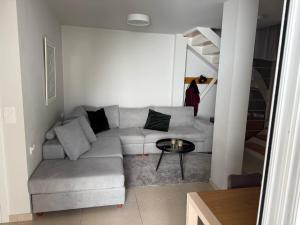 Posezení v ubytování Stylish Studio Apartment - 8F House