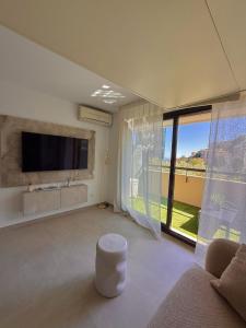 Una televisión o centro de entretenimiento en Studio de LUXE Portes de Monaco - Vue MER - Piscine - Wifi
