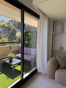 Un lugar para sentarse en Studio de LUXE Portes de Monaco - Vue MER - Piscine - Wifi