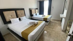 a hotel room with two beds in a room at Hotel Sharidia Inn in Veracruz