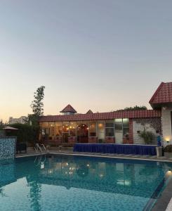 Bazén v ubytování Hotel Sparkle Inn nebo v jeho okolí