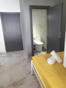 Postel nebo postele na pokoji v ubytování Chalkidiki White Kallithea Apartments