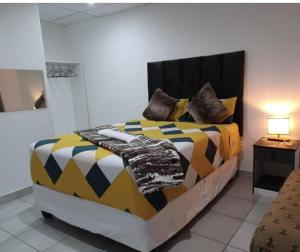 Ένα ή περισσότερα κρεβάτια σε δωμάτιο στο newfelling guest house